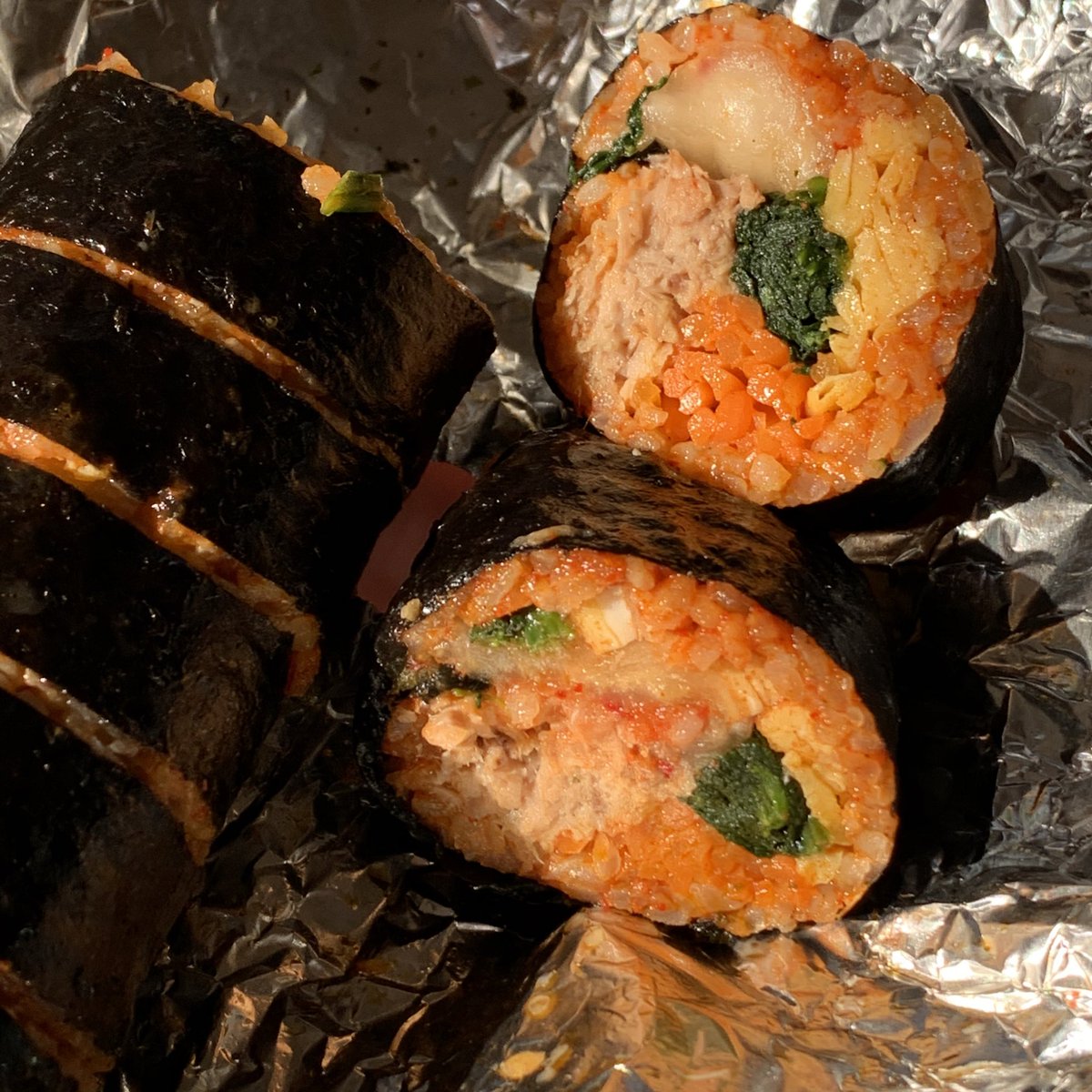 hungroringo's tweet photo. วันนี้สั่งคิมบับร้าน gochujang sikdang มา ชอบอันที่เป็นไข่มากกกกก ไส้แน่น กลมกล่อม ทุกอย่างที่ม้วนมาชอบหมด หมูเผ็ด ผักโขม ไข่ ไชเท้า ชิ้นใหญ่ ราคาร้อยนิดๆ จุกเบย ส่วนตัวสไปซี่ คือเผ็ดจริง เผ็ดไม่หลอก กินไม่ไหวไปเลย5555555🍅🍆🫒 https://t.co/zZZBZL2DFj