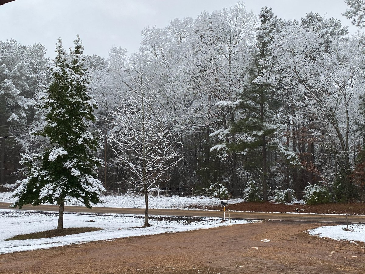KyleStormChaser's tweet photo. My sister sent this to me from Ore City, Texas (near Longview) this morning. Pretty East Texas snowfall! #txwx #etxwx #orecity @NWSShreveport #snow #winterstorm https://t.co/uGTVwEZmrJ
