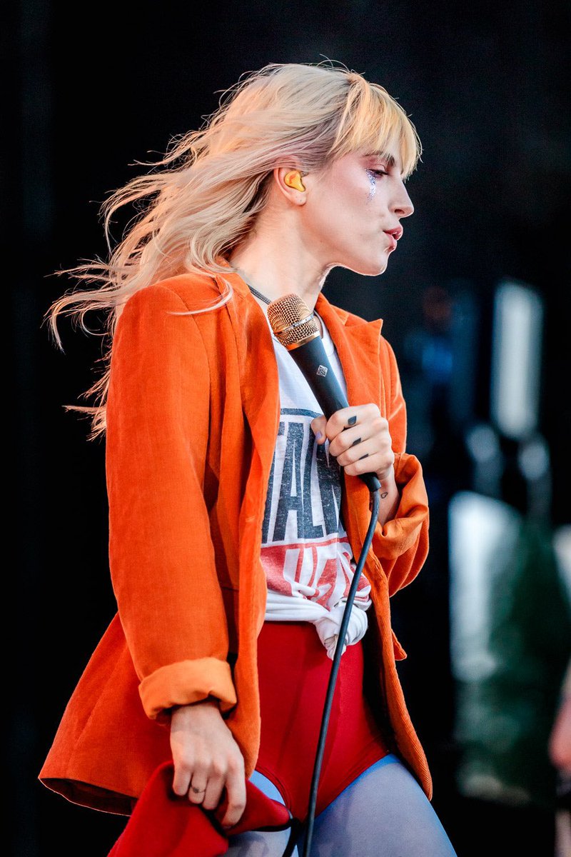 Hayley Williams as every colour of the rainbow: A Short Thread