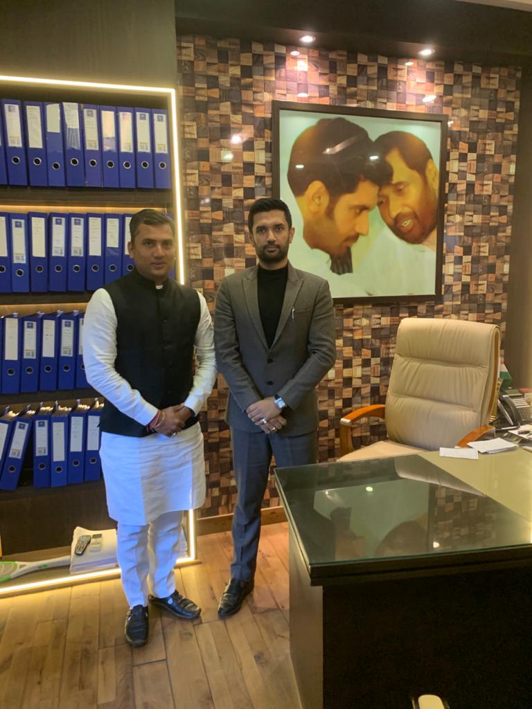 LJPDNHDD's tweet photo. आज लोजपा के राष्ट्रीय अध्यक्ष एवं सांसद श्री चिराग पासवान जी से मुलाकात की। https://t.co/f8iqFSVhZ8