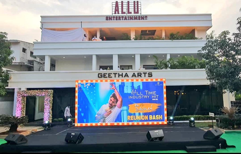popcorn553's tweet photo. All set for #alavaikunthapurramloo reunion bash.#AVPL
#Alavaikuntapurramulo
#1YearForAVPL #AlluArjun
@alluarjun @hegdepooja #TrivikramSrinivas @MusicThaman @haarikahassine @GeethaArts https://t.co/PIvadwqfjs
