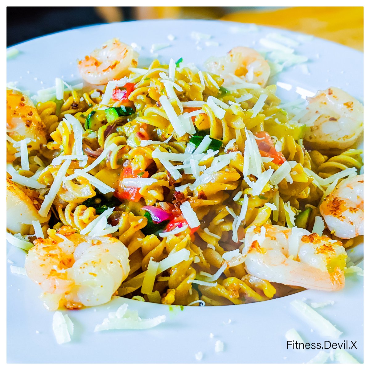RuhrDevil's tweet photo. Alter Schwede, DAS war lecker! 👍🤤
Pasta in Kräuter-Sauce mit Garnelen, Zucchini, Paprika, roter Zwiebel, Walnüssen, Cashewkernen und Parmesan 😁
#FitnessKochen #FitnessMeal #Fitness #FitnessLunch #FitnessModel #FitnessMotivation #FitnessFood #FitnessEssen #Ernährung https://t.co/950XMJwflU