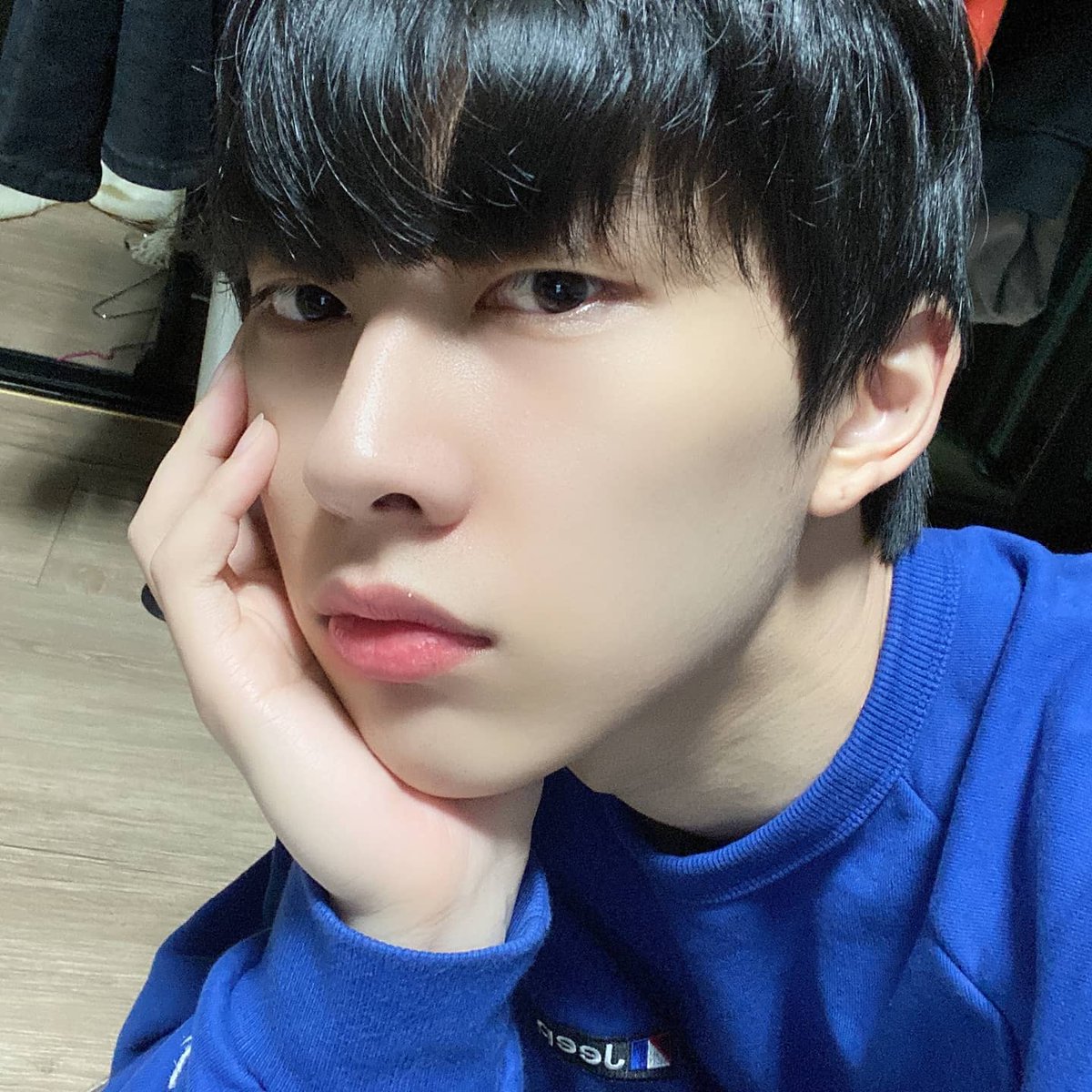 Noir__official's tweet photo. 사랑니 빼고 집에서 쉬는중🦷
#느와르 #김연국 #연국 https://t.co/mGF2p3D79b