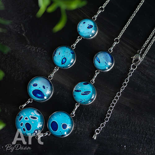 Bijzondere statement ketting blauw 'Blue Smiles' handgemaakte sieraden 
Delen=💜

#artbydaan

Klik hier 🔗 >

artbydaan.nl/handgemaakt/bi…