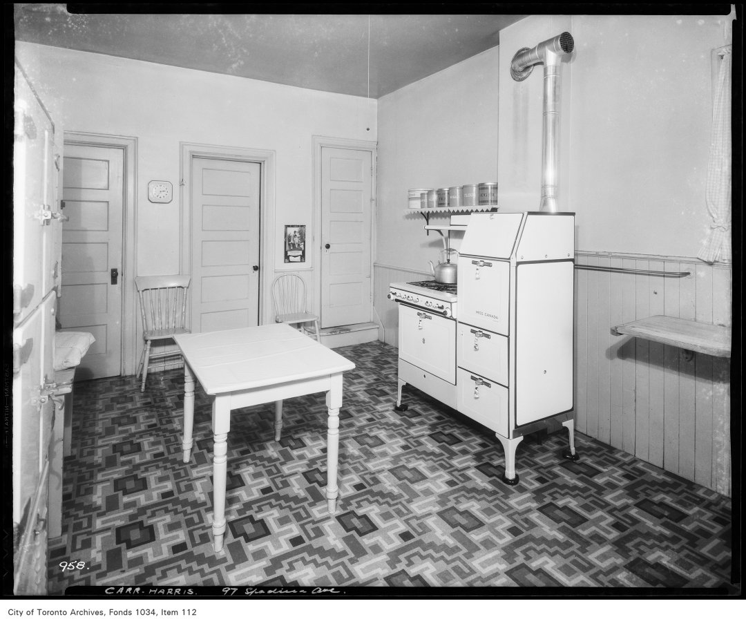 TorontoArchives's tweet photo. This week we're offering #ALookInsideTO kitchens! Here's a shot of one taken at 97 Spadina Avenue in 1934. The image is from the Consumers' Gas Company Ltd. fonds & the photo description notes that the kitchen has a "Moffat Miss Canada gas range" https://t.co/mvwR7SrXaF https://t.co/1uZg5Xomfa