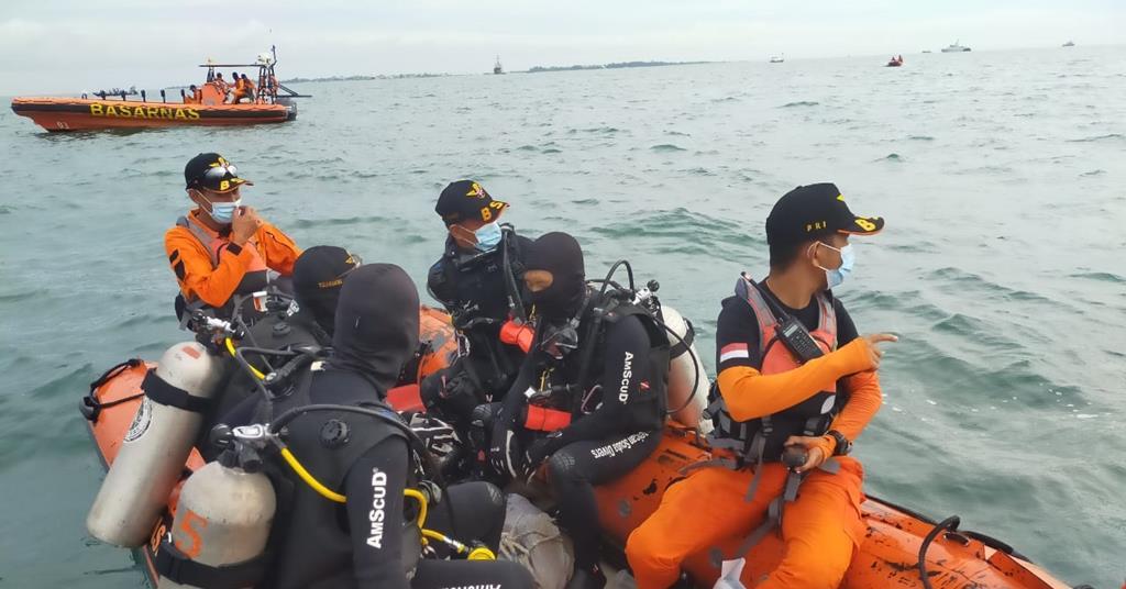 FlightGlobal's tweet photo. Searchers seek to pinpoint location of crashed Sriwijaya 737-500 https://t.co/ASeYQto7q0 https://t.co/HaYyC0YmBv