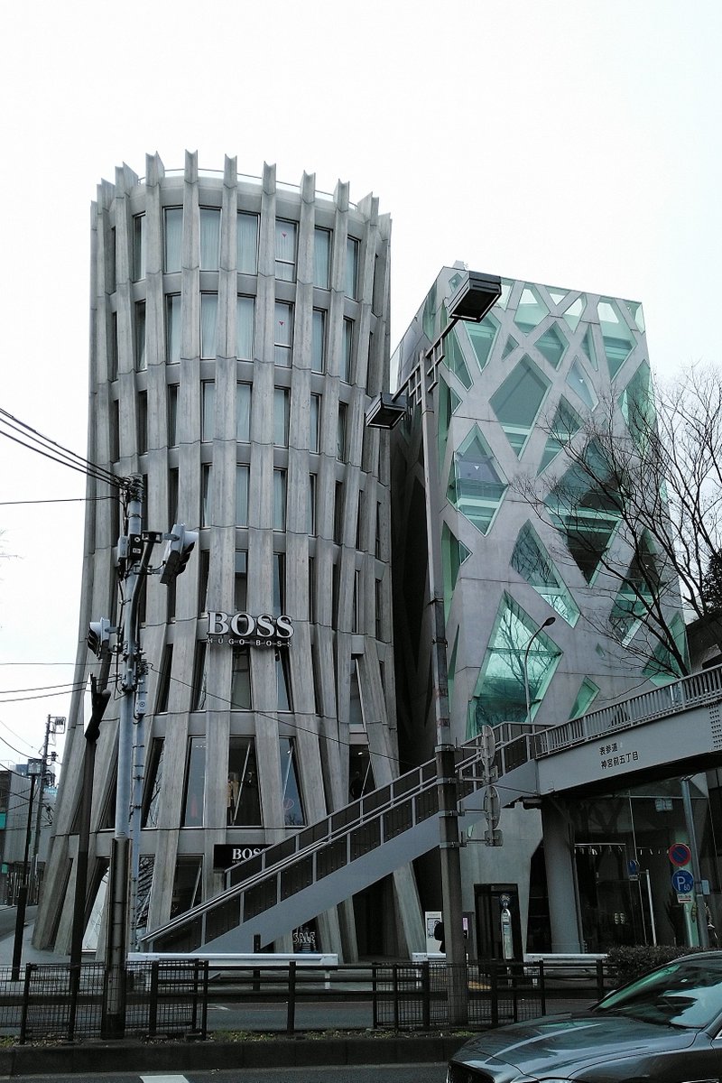 Vsop渋谷吹奏楽団 東京 渋谷 表参道に面して並ぶ２つのファッションビル テレビ出演の 隈研吾 氏によると どちらも 表参道のケヤキを表現したものだとか そう言われてみると確かに ケヤキが冬の姿だと良くわかります 左は 團紀彦 氏 右は