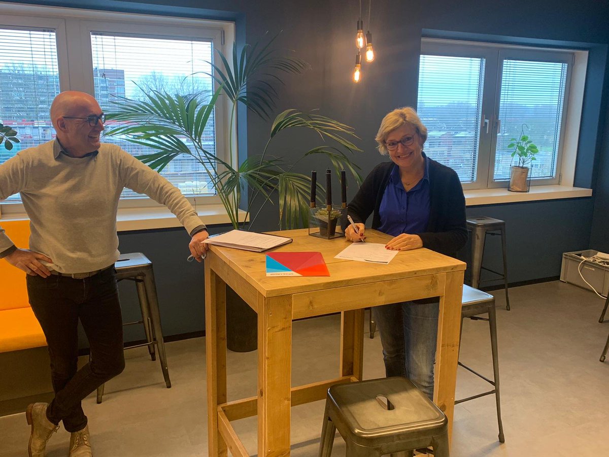 We hebben er een nieuwe collega bij! <a href="/Mariethaverkamp/">mariëthaverkamp</a> heeft haar arbeidscontract ondertekend en gaat ons als projectondersteuner helpen bij het uitvoeren van onze interne en externe projecten. Hopelijk spreken we je snel weer live en niet alleen via beeldbellen.