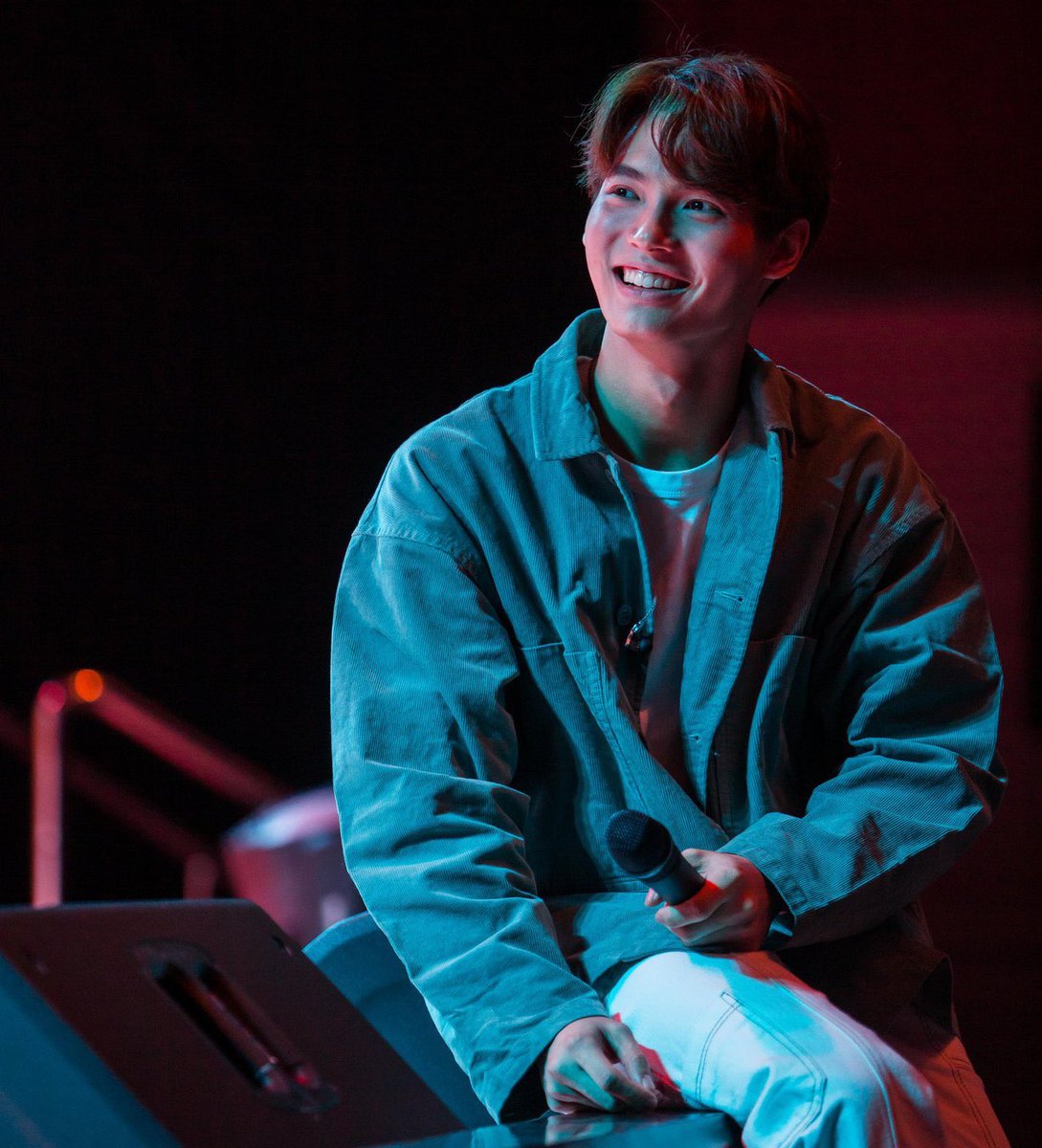 win's face while looking at bright... 🥺