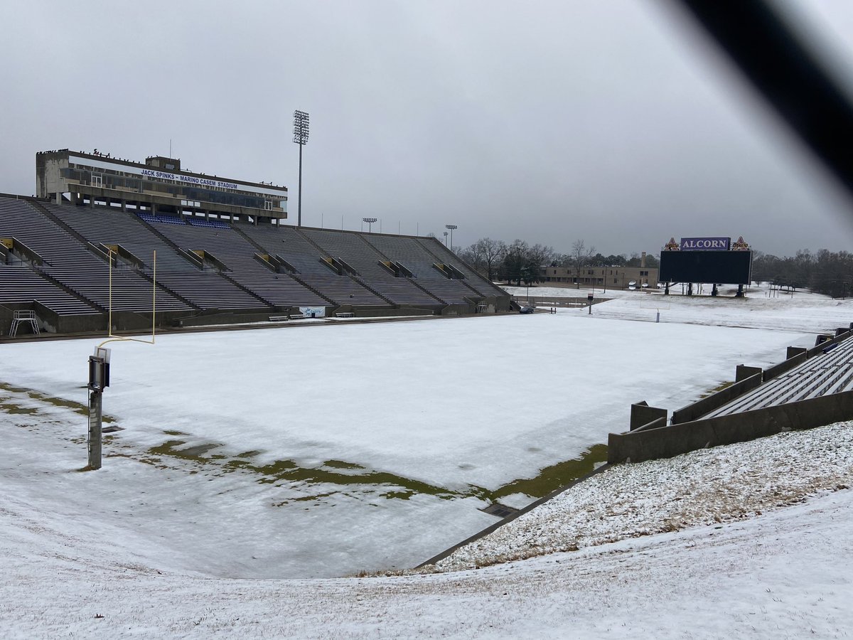 CoachQGray's tweet photo. As long as she still standing, we still working!!! #WhoWantTheSnow #WhyNotAlcorn #WhoWantTheSmoke💨 https://t.co/bphndRrEC3