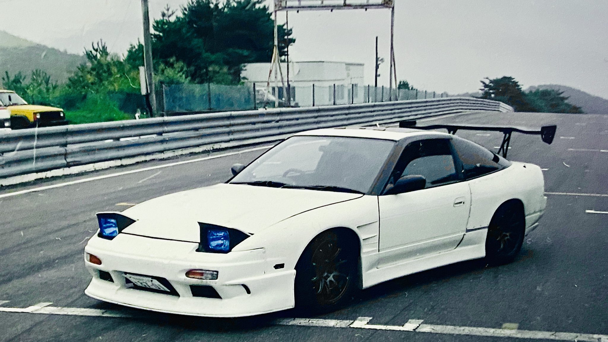 千太郎 僕にもこんなに走り屋な時代がありました 車両30万円で 2 1l化 ブーストアップ 前後5穴 Amp ワイドボディ までやって完成の2ヶ月で降りた180sx ヘッドライトにテープ意味ねーだろとか言われるけど当時のライトは普通にガラスだったから貼ら 千太郎 僕にもこんなに走り屋な時代がありました 車両30万円で 2 1l化 ブーストアップ 前後5穴 Amp ワイドボディ までやって完成の2ヶ月で降りた180sx ヘッドライトにテープ意味ねーだろとか言われるけど当時のライトは普通にガラスだったから貼ら
