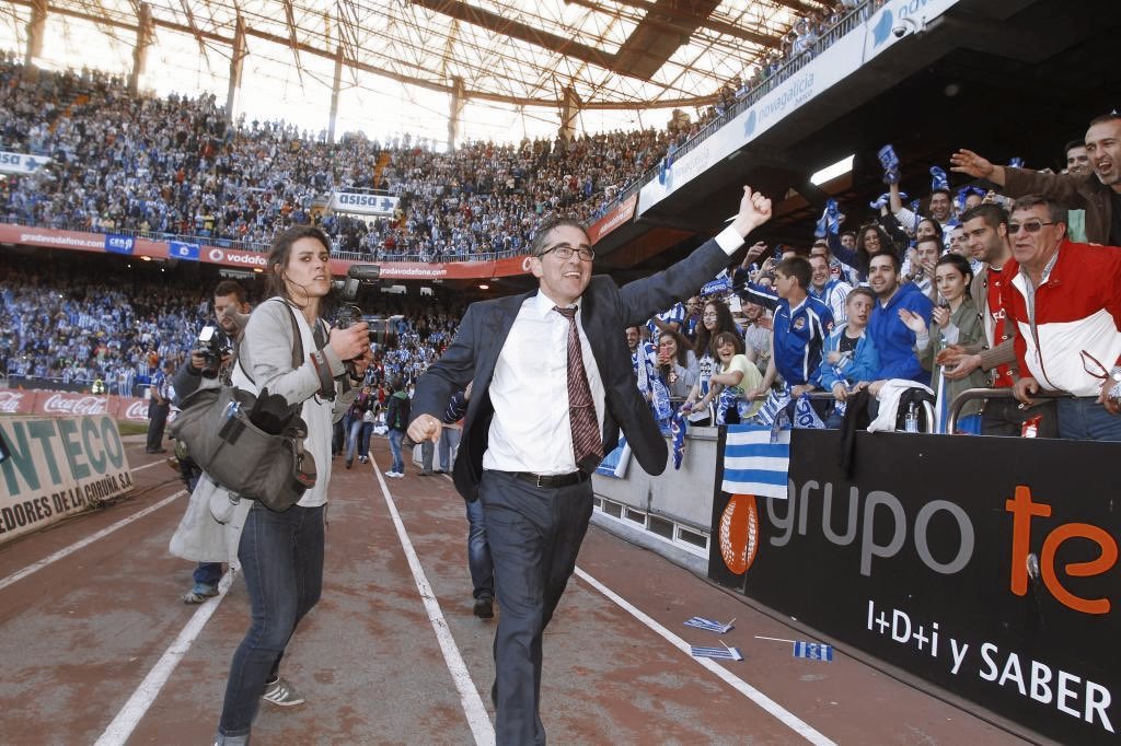 MarcVzqz's tweet photo. Cuando me pregunten por Fernando Vázquez, me acordaré del ascenso del 2014, de los mágicos meses de enero y febrero del 2020 y de cómo un entrenador lideró la movilización de toda una ciudad ante una injusticia deportiva y un atentado contra la salud pública. Gracias, míster. https://t.co/84j78f4QBS