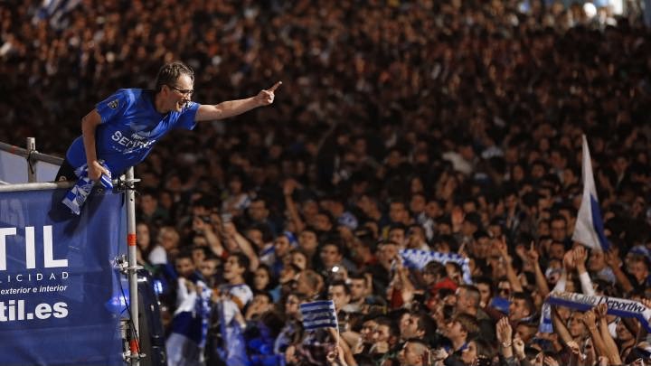 MarcVzqz's tweet photo. Cuando me pregunten por Fernando Vázquez, me acordaré del ascenso del 2014, de los mágicos meses de enero y febrero del 2020 y de cómo un entrenador lideró la movilización de toda una ciudad ante una injusticia deportiva y un atentado contra la salud pública. Gracias, míster. https://t.co/84j78f4QBS