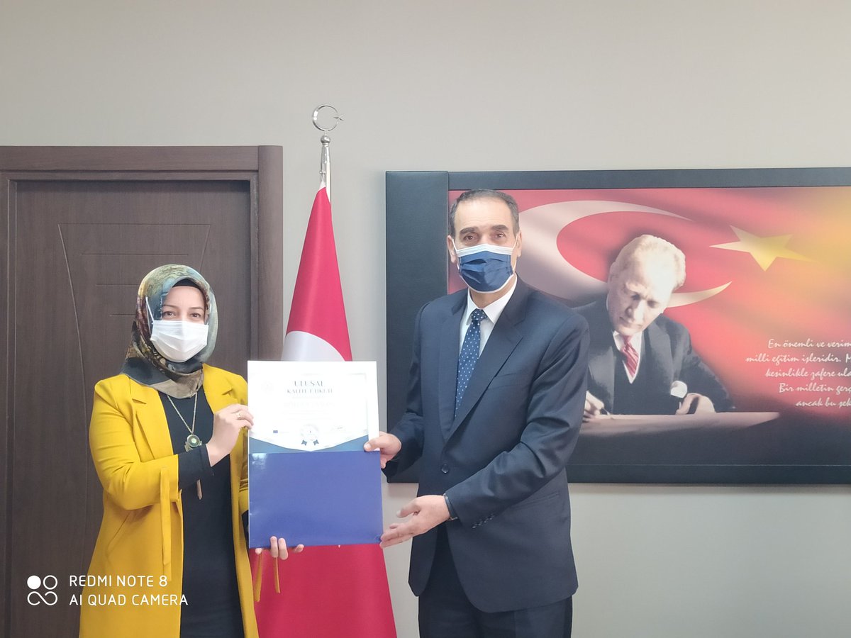 İl Müdürümüz sayın Enver KIVANÇ, eTwinning projesi kapsamında Avrupa Kalite Ödülü almaya hak kazanan öğretmenlerimize belgelerini takdim etti.<a href="/ziyaselcuk/">Ziya Selçuk</a> <a href="/safran1958/">Mustafa SAFRAN</a> <a href="/omerinan06/">Ömer İNAN</a> <a href="/tcmeb/">Millî Eğitim Bakanlığı</a> <a href="/EnverkV/">Enver KIVANÇ</a>