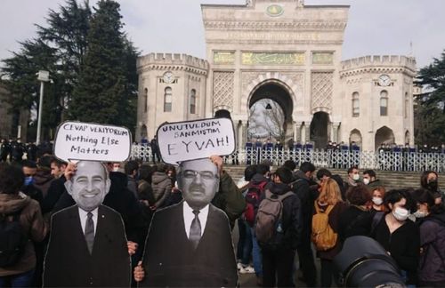 bianet_org's tweet photo. İÜ'den Boğaziçi'ne destek: Buradayız, vazgeçmiyoruz https://t.co/w2t2XyaN0p https://t.co/ss2NKssENx