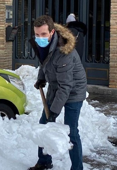 Gala Romaní on Twitter: No sé quién me parece más heroico, si Pablo Casado  quitando la nieve de la capital con una pala o Feijóo apagando incendios  con una manguera de riego...