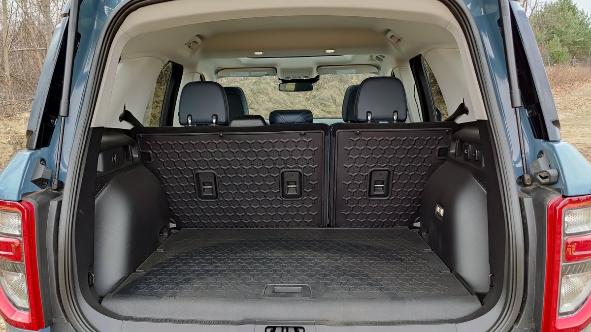 therealautoblog's tweet photo. The baby Bronco is capable, utilitarian, stylish and everything it needs to be...

2021 Ford Bronco Sport Review: https://t.co/fuv14XK9z8 https://t.co/2Rl7sICauU