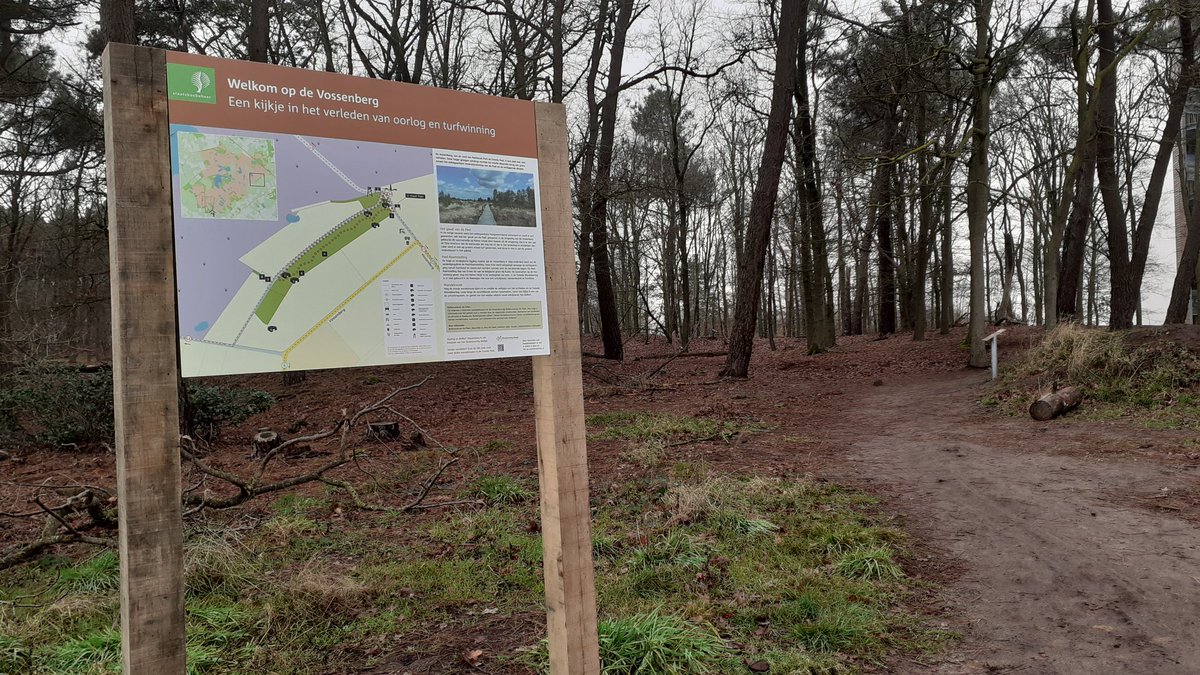 BoswachterLieke's tweet photo. Vanochtend een nieuw oriëntatie paneel geplaatst bij Vesting en Belfort de #Vossenberg, aan de rand van @NPDeGrootePeel. Een mooie startplek voor een wandeling langs de kazematten, een weids uitzicht vanaf de uitkijktoren, en daarna lekker een rondje door de Groote Peel lopen! https://t.co/4rwIFQWTyH
