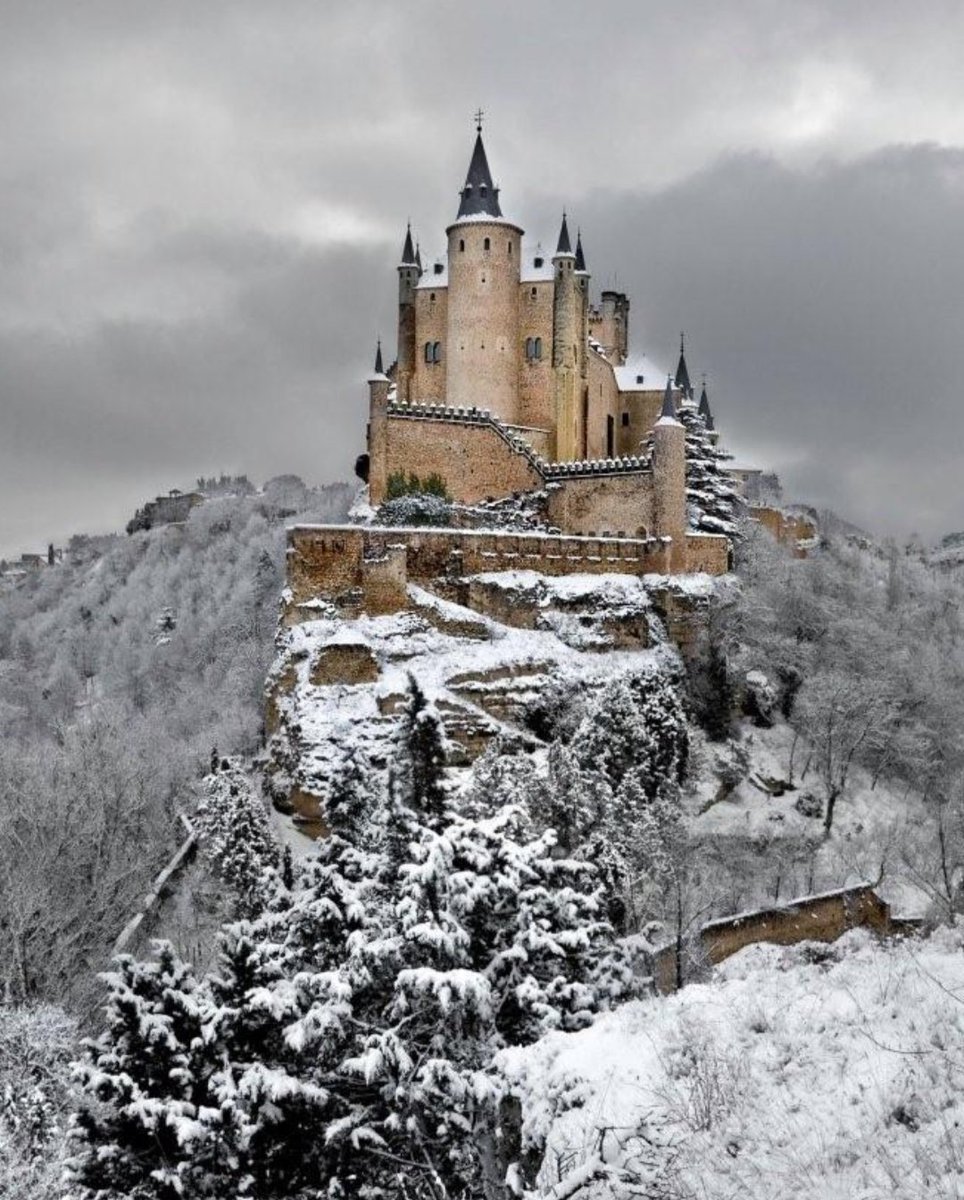 ProfesorSnape's tweet photo. Ni "Hogwarts en invierno" ni nada. Segovia. https://t.co/4uXZl6ZNA3