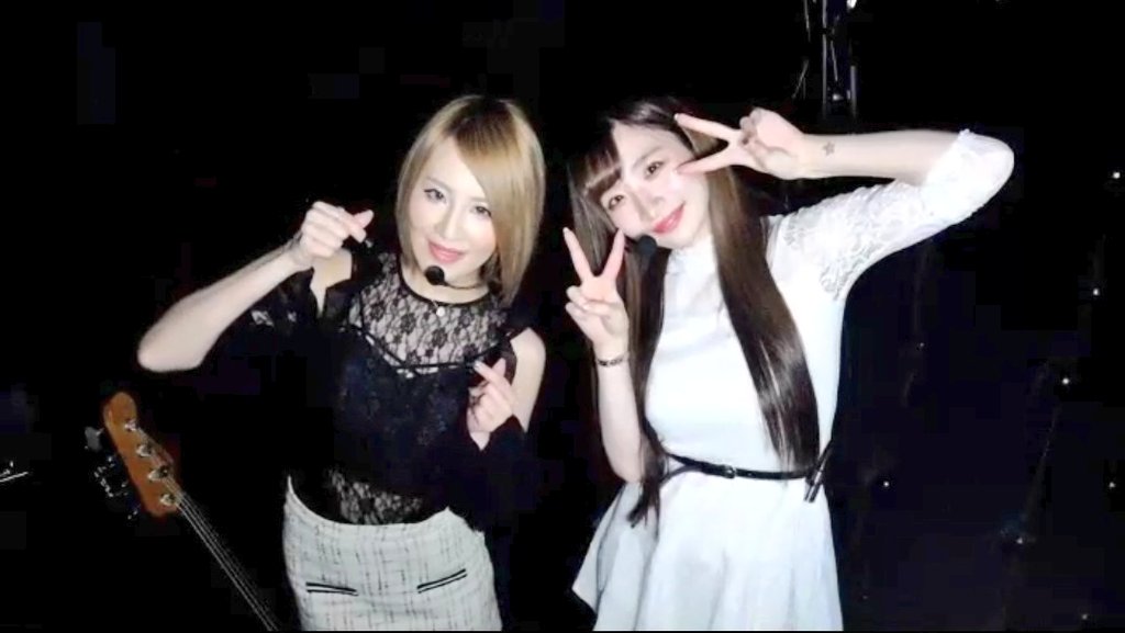 hide_bay_m26's tweet photo. 🔷『Ace』Coverセッション
@Ace_girls_ 🥁🎸✨
新年の初配信ライブでした!
やっぱり一緒に演奏するとパワーアップするし息の合ったリズム隊カッコ良かった!
楽しいライブありがとう🙏
これからも期待🔥
#AceLIVE
▲Dr.佐藤有紗
@sato_arisa_drum
▲Ba.彪
@Aya_Bas2 https://t.co/9RdTCdFjkl