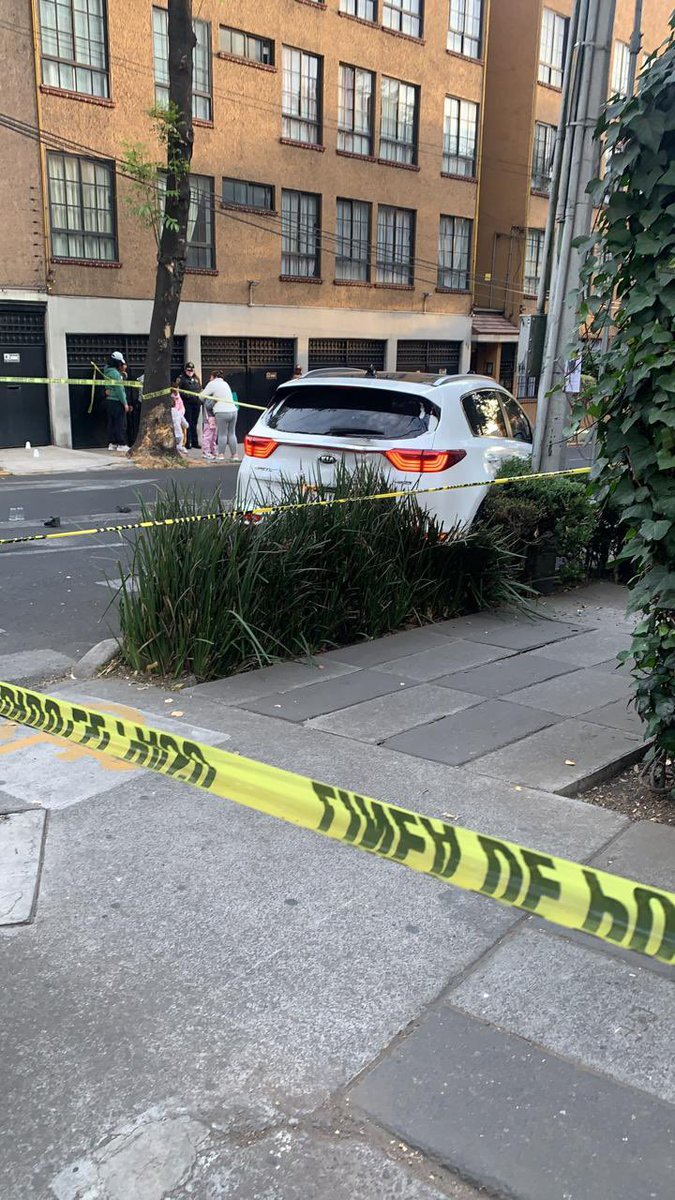 Guiesga's tweet photo. #UltimoMinuto reportan una persona baleada en Periférico Sur esq. calle Castañeda hacia el norte en la Col. Mixcoac, una calle antes de #Molinos, la persona falleció; y está acordonada la zona por policías de la @SSC_CDMX. @Reporte_Indigo, @CapitalMexico, @RdoCapital, @EfektoTv https://t.co/zRxynESg7T