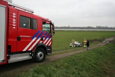 Brandweer treft verlaten auto in de berm aan in Zennewijnen..