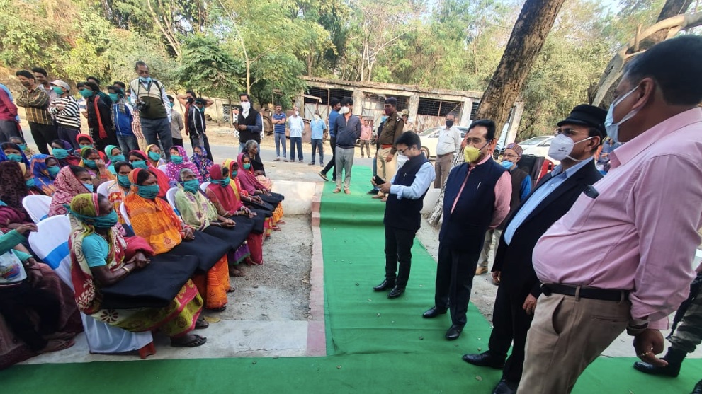 CoalIndiaHQ's tweet photo. Bharat Coking Coal Ltd. celebrated ‘Seva Divas’, a unique CSR initiative by distributing 4500 blankets &amp; face masks to cleaning staff, unemployed &amp; homeless people living around Dhanbad. Shri. Gopal Singh, CMD &amp; Sr. Management of BCCL distributed blankets on the occasion. https://t.co/2WWQfqjlmB