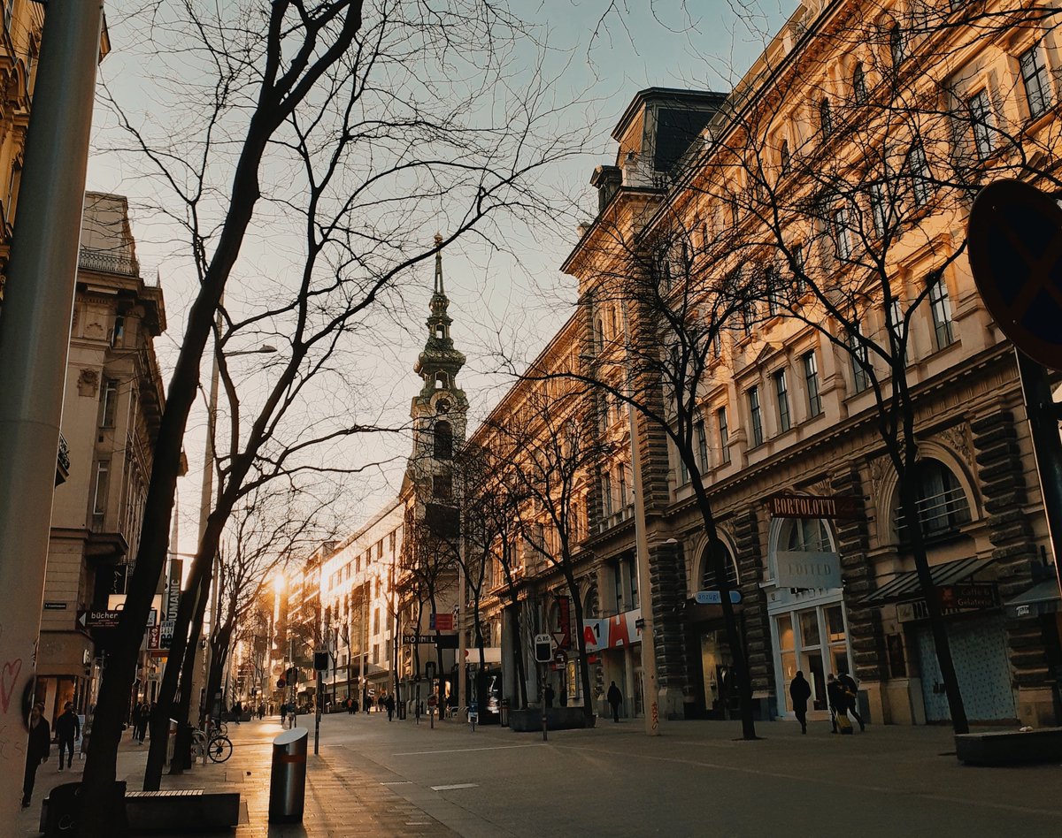 Österreichs Hauptstadt #Wien ist nicht nur ein Touristenmagnet, sondern überzeugt auch Investoren mit seinen attraktiven #Büroimmobilien. Investoren setzen auf Stabilität des Marktes und dies aus guten Gründen. Welche, erfahren Sie hier: livingandworking.de/blog/bueromark… #livingandworking