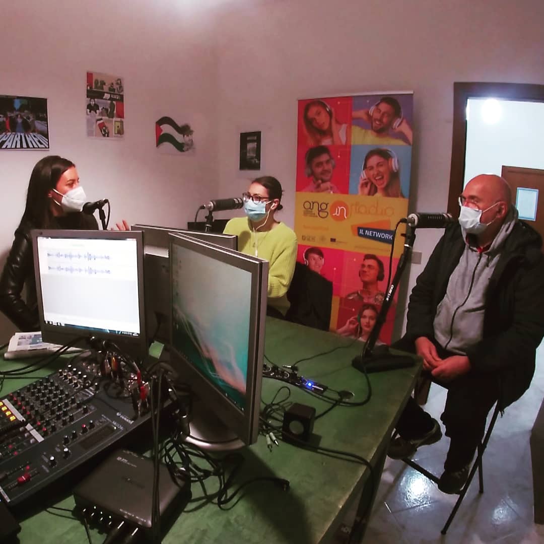 RadioBarrioLive's tweet photo. Da oggi e per tutta questa settimana si parla di arte e cultura con #AngInRadio #ComGeneration. Iniziamo con la musica e l'intervista che Sara e Francesca hanno fatto a Mimmo Visone.
Vi aspettiamo alle 17:30 su https://t.co/jyn8k1Qqjo
#RadioBarrio #Crotone #Calabria #music #art https://t.co/RNSIBt8wfg