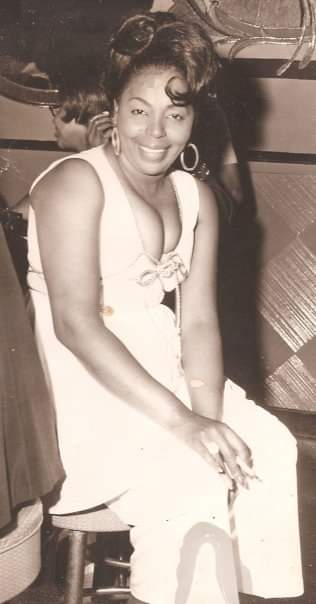 This is my late Aunt Mary. Today would've been her 83rd birthday. While she's been gone 35 years, she's been a constant influence on me during my entire life. A mini-thread.