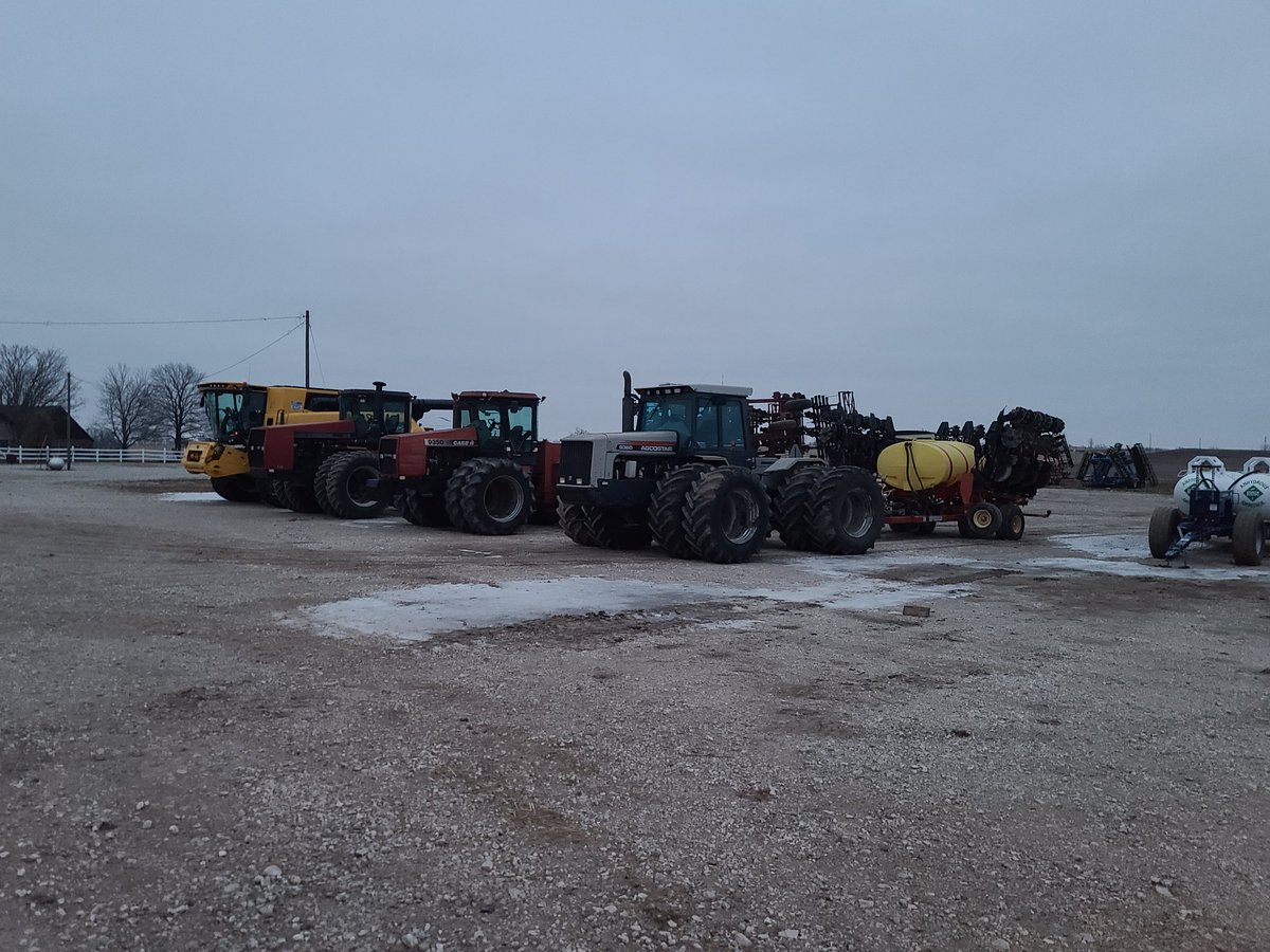 marioncofarmer's tweet photo. The great  fleet looking cold and lonely in Port #needashed #9170steiger #9350steiger #8360agcostar #cr890newholland 
Something large and cool is coming to paganok farms....Something wonderful https://t.co/2vNhGgghbl