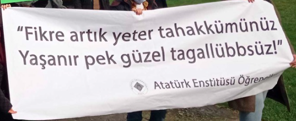 onder__ucar's tweet photo. Boğaziçi Üniversitesi Atatürk Enstitüsü öğrencileri olarak Haluk'un nesli - Asım'ın nesli ayrımı yapan zihniyete karşı Aşiyan'dan Rektörlük'e Haluk'un babasının dizeleriyle yürüdük. Atatürk'ün örnek aldığı, Sabiha Sertel'in sahiplendiği dizelerle... https://t.co/0jk7nfbD21