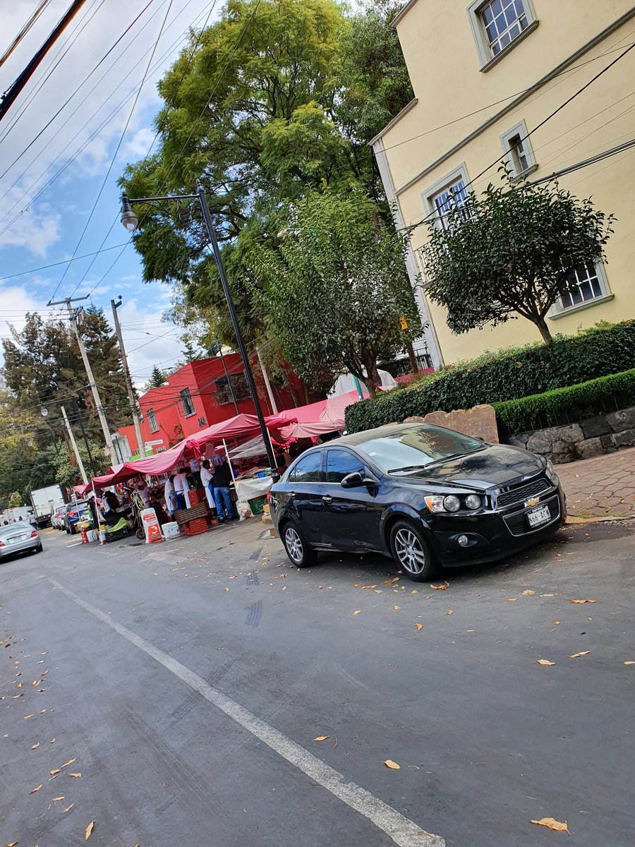 Dr_CasablancaCM's tweet photo. Semáforo rojo en cdmx y el tianguis bien puesto en mariano matamoros y tezoquipa. No fuera un restaurante porque esos si los cierran. Dónde están @TlalpanAl y @patiaceves @Claudiashein https://t.co/N4aXR2lDIm
