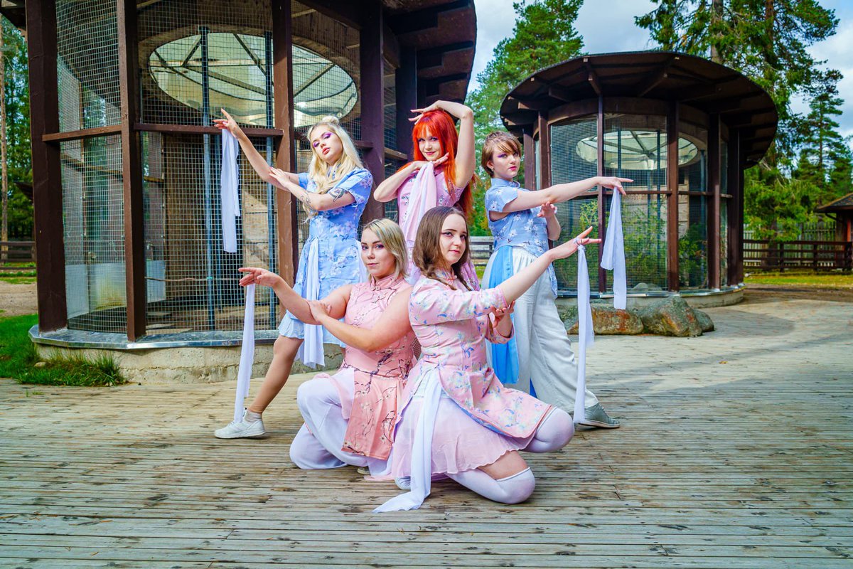 collapoplive's tweet image. @BLUFFfi on kuusihenkinen odottemita ryhmä kylmästä pohjoisesta! Tämä oululainen ryhmä tarjoaa energistä sekä monipuolista menoa esittävän tanssiteatterin sekä cover-videoiden muodossa. 
Ryhmä on Suomen vanhimpia skenessä aktiivisena olleita ryhmiä ja vuosia on kertynyt jo yli 7!