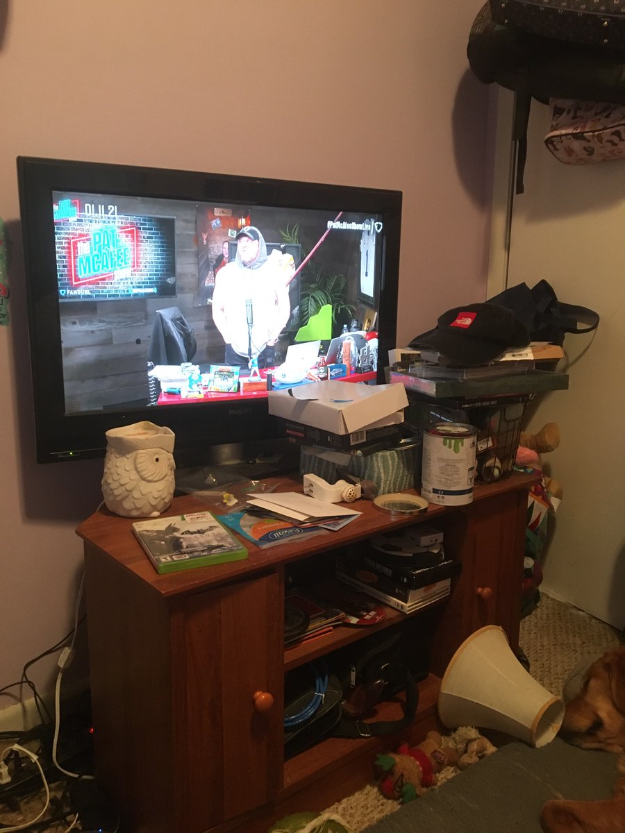 MATLAWK's tweet photo. #watchingpms while at work always with the big dawg https://t.co/0iIhgk0bBB