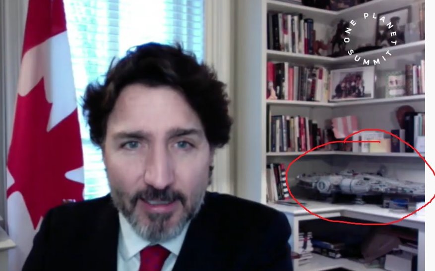 J'ai complétement perdu le fil du #OnePlanetSummit en voyant dans le bureau <a href="/JustinTrudeau/">Justin Trudeau</a> cette maquette géante du Faucon Millenium !!!!! #StarWars #MayTheBiodiversityBeWithYou