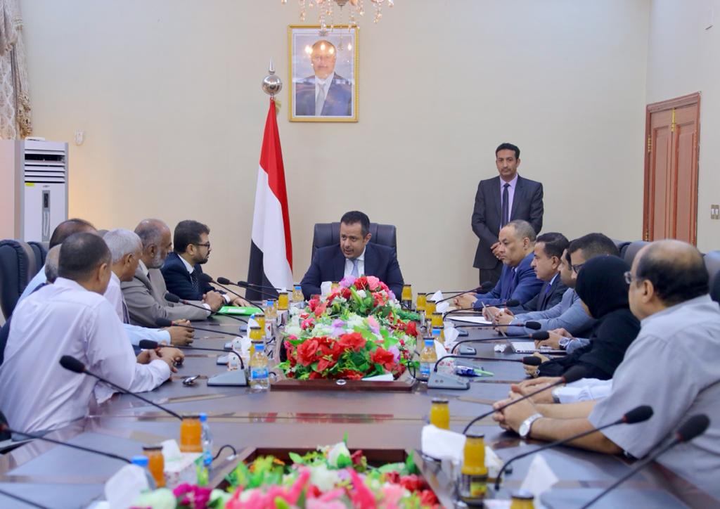 Yemen_PM's tweet photo. رئيس الوزراء الدكتور معين عبدالملك يلتقي في العاصمة المؤقتة عدن، قيادة الجهاز المركزي للرقابة والمحاسبة..مؤكداً التزام الحكومة أن يكون عنوان المرحلة الحالية هو تعزيز النزاهة ومحاربة الفساد بشكل حاسم وتعزيز الإيرادات والحفاظ على المال العام والحد من الهدر. https://t.co/f2UMGs7oYx