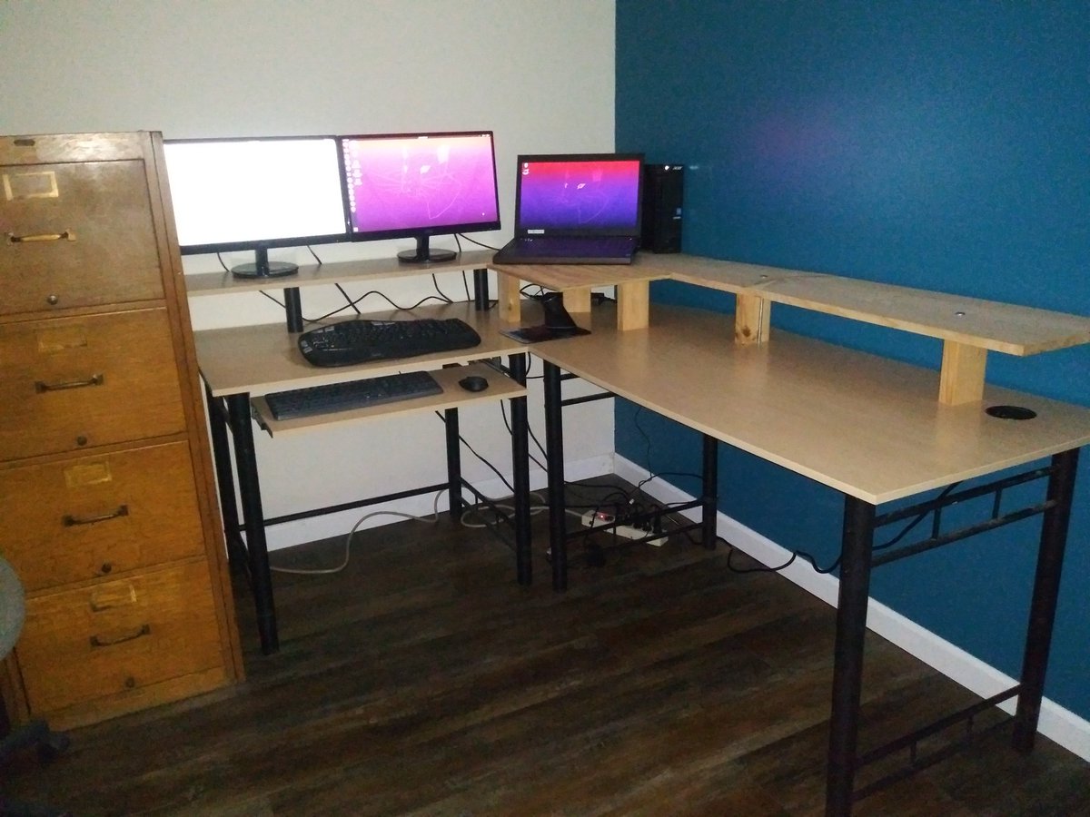 KarlsClipboard's tweet photo. I am starting my week with a newly arranged desk.  Now I can focus on #WordPress and #Ubuntu. https://t.co/dyuSzBKHuZ