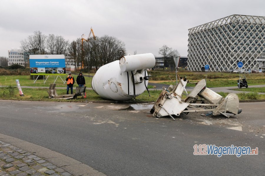 Cementmolen valt van vrachtwagen op rotonde in #Wageningen. 112Wageningen.
