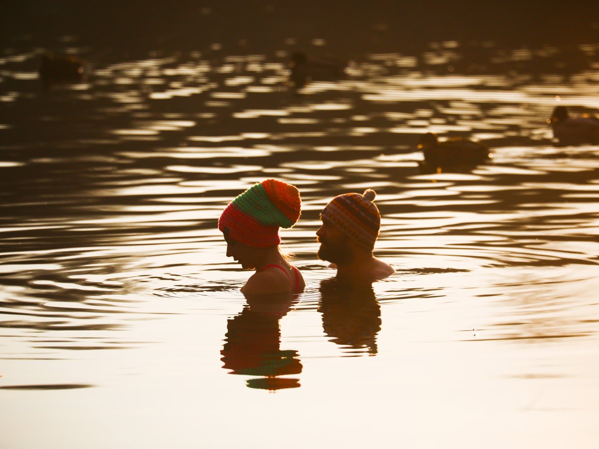 Le piscine sono chiuse causa #COVID19? In #Polonia chi vuole nuotare, per mantenere fisico e sistema immunitario, diventa "nuotatore invernale" donnamoderna.com/news/societa/f… <a href="/beatazawrzel/">Beata Zawrzel</a> <a href="/DonnaModerna/">Donna Moderna</a>