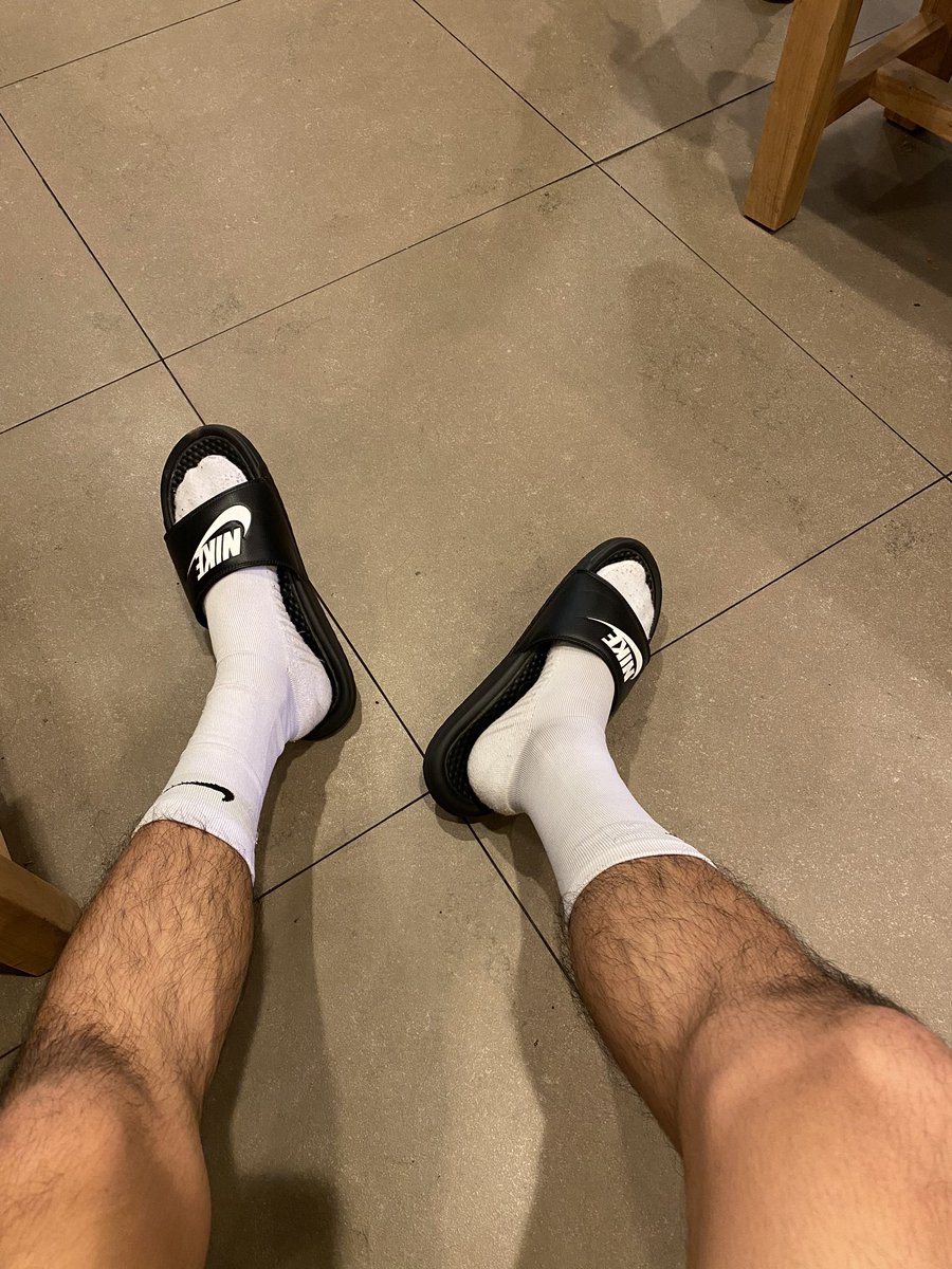 冷得要命😭
有誰要能來取暖一下😋
#新一年 #新開始 
#毛腿 #襪😋