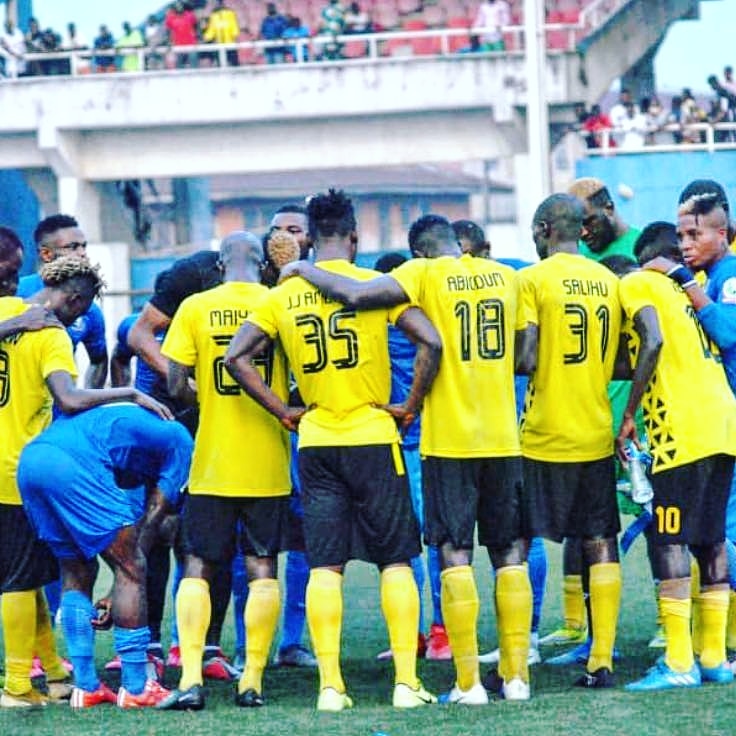 a2zfootballhub's tweet photo. THE BEAUTIFUL GAME β€οΈ
It was all love as Enyimba & Wikki Tourist players got together to pray after the final whistle.
Enyimba won the game 1-0
#NPFL21 #enyimba #wikkitourist
#npfl #nigeria #Africa https://t.co/a6ZNX6V3iw
