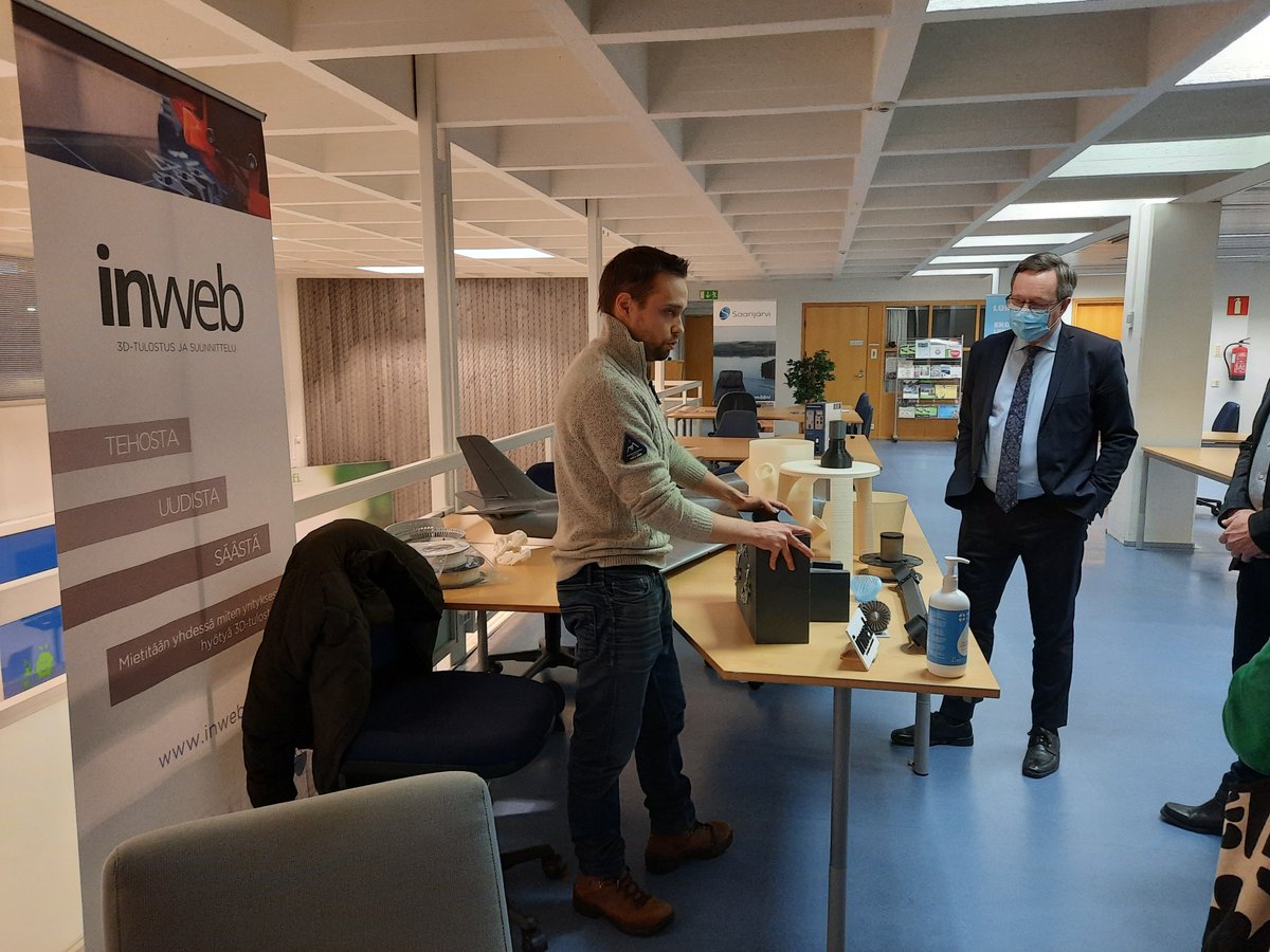 MerjaRehn's tweet photo. Ministeri @MikaLintila tänään vieraana #BioPaavo by @JAMK_fi Esittelimme @biotalouskampus @saarijarvicity ja BioPaavon kuulumisia ja toimintaa #BioTalks #biotalous ja samalla #Vintti #InWeb #3D yritystä, joka 3D-tulostaa teollisuudelle biopohjaisia muotteja. https://t.co/om7ICs83xx