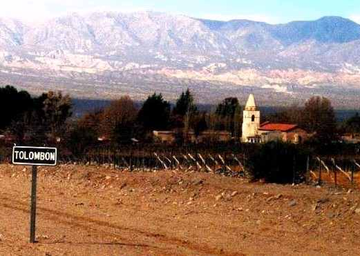 1) ¿Qué dónde es Tolombón?En la provincia de Salta, cerquita de Cafayate.En 2001, vivían allí unas 200 personas.Hay una iglesia, un parador para turistas y muchas plantaciones de vid: zona vitivinícola por excelencia.Un cartel nos da la bienvenida por la Ruta Nacional 40.