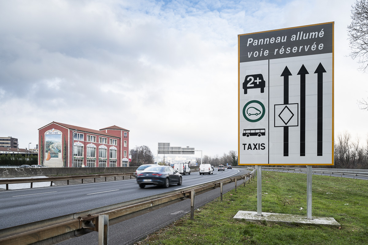 grandlyon's tweet photo. 🚗 Vous nous avez posé beaucoup de questions concernant les nouvelles voies de covoiturage sur la M6/M7. Voici les réponses à vos interrogations les plus fréquentes 👉 https://t.co/v87HGXMDuQ https://t.co/hM9QPayOnH