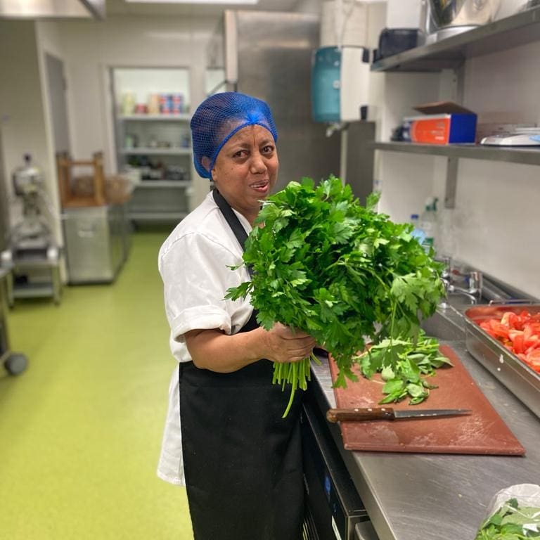 The resilience and creativity of school kitchen teams never fails to amaze us.

Here's a short thread on Sara - who saved Christmas dinner at a school we work with.
🤩

#schoolfood