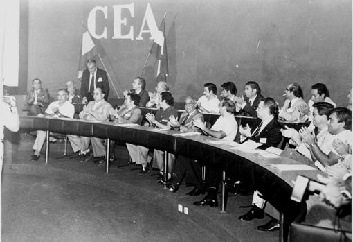 🎂 Semana de aniversario #CEAcontigo. 🎉 Se cumplen 42 años de nuestra fundación aquel 11 de enero de 1979 en Antequera. 🎊 Más de cuatro décadas al servicio de #Andalucía 🌄, dando voz a los #EmpresariosAndaluces #Pymes #Autónomos 👨🏻‍💻👷🏼‍♀️ (📸 Primera asamblea. Torremolinos, 1979).