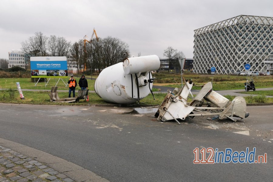 Betonmixer valt van vrachtwagen op rotonde in #Wageningen. 112 in Beeld.
