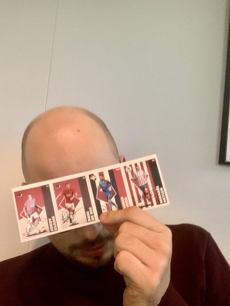 milolambers's tweet photo. “Meneer, meneer! Heeft u voetbalplaatjes?!?!”
“Ja maar die spaar ik voor me...eh...mijn kind! Oh, wacht...mijn toekomstige kind. Uh....mezelf.” #voetbalplaatjes #nooitteoud #grootkind https://t.co/quRA7XNZ2S