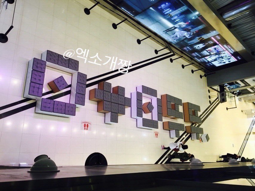 kyungseng's tweet photo. SM Town coex is already closed so we won’t be getting any cute birthday chair arrangements this year for Kyungsoo ㅠㅠ but for those who missed it, here are the past ones in celebration of Kyungsoo’s birthday 🤍

#DYODAY2021 #OurPrideKyungsooDay
#해피됴데이 #경수야_생일축하해 https://t.co/RGHeMgSU3O
